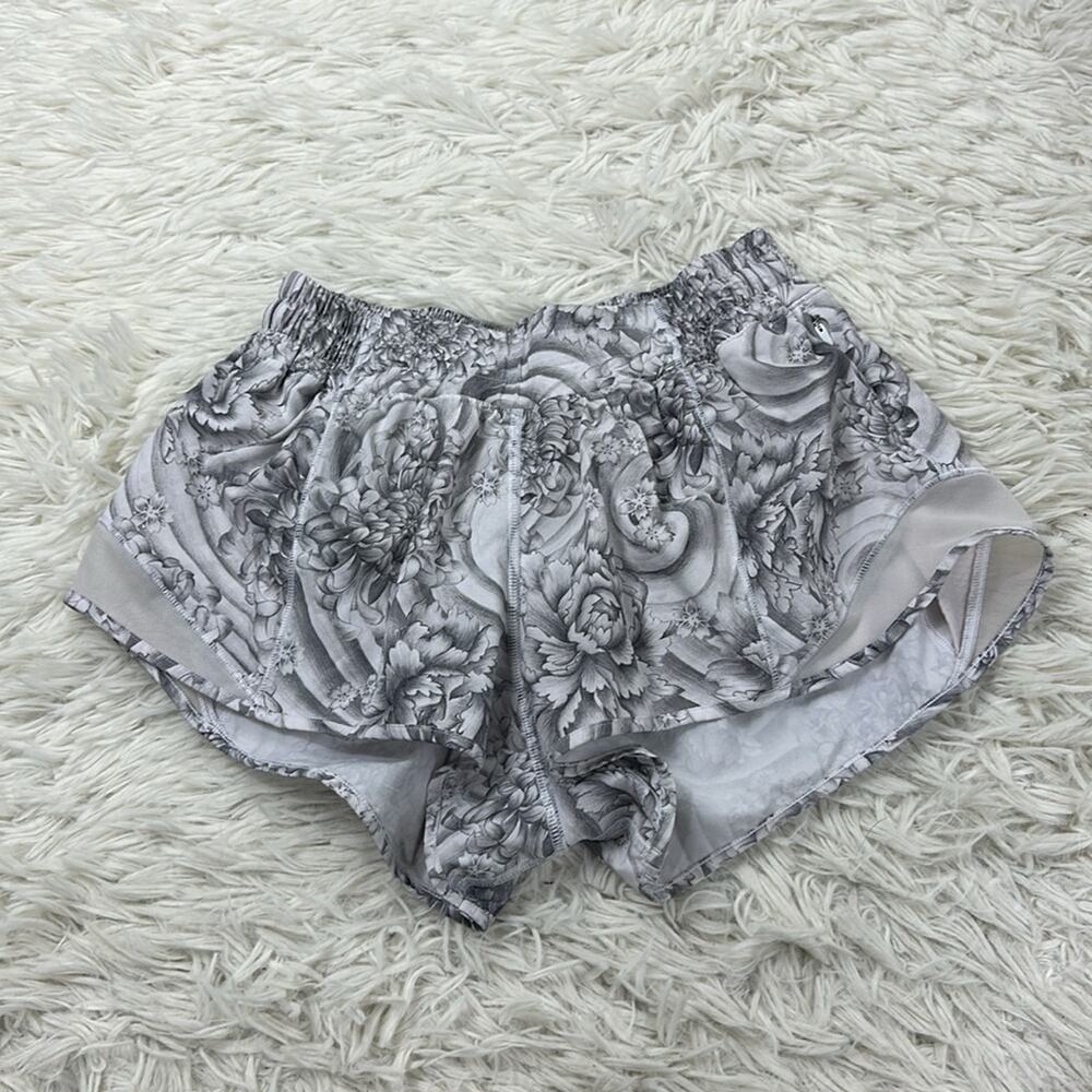 Lululemon Hotty Hot Short II *2.5" Mini Twine White Multi / White